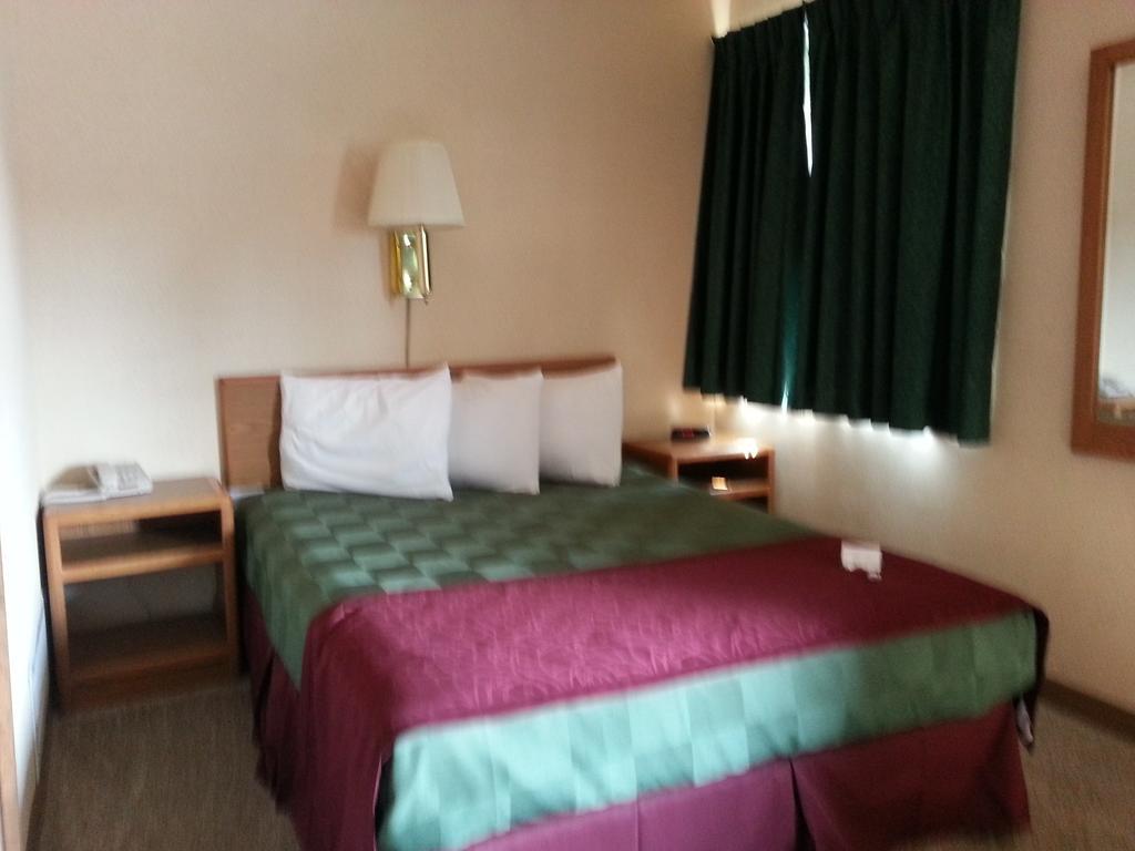 Mid Town Motel Great Falls Room photo